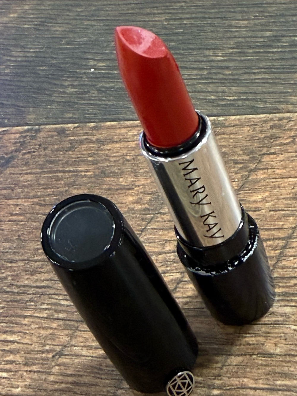 Mary Kay Gel Semi-Shine Semi-Matte Lipstick/ RED SMOLDER 09461 -BRAND NEW